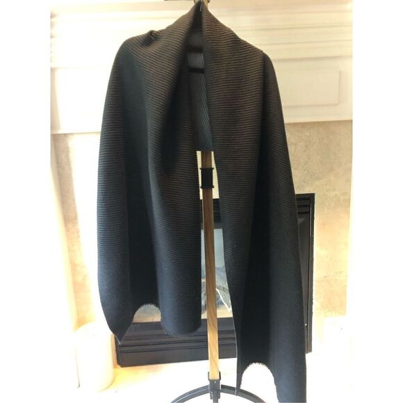 14th & Union Women’s Black and Gray Reversal Pattern Design Scarf - Picture 1 of 6